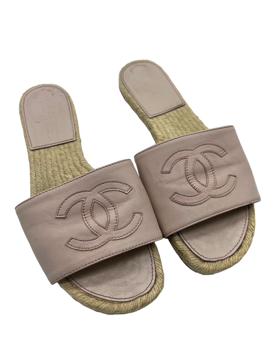 Chanel Pale Pink Lambskin CC Logo Size 39 Espadrille Slides