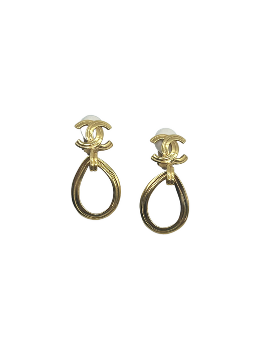 Chanel Gold Vintage 96P Tear Drop Clip On Earrings